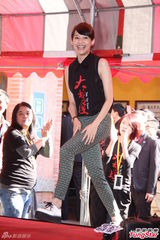 组图：《大稻埕》沿街发红包 猪哥亮隋棠亮相