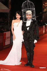 组图：金马赢家后台开心庆功 群星闪耀红地毯