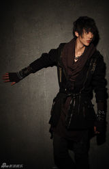 组图：HIT-5拍黑色系写真 乖乖男变酷型魅男