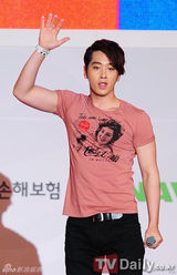 组图：2PM助威奥运 玉泽演手臂现伤痕