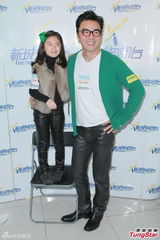 组图：钟镇涛携女儿助阵选秀 卫兰自信不输歌唱