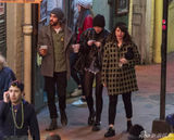 组图：麦莉-塞勒斯夜店High爆 比中指兴奋过头