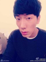 组图：张亮长脸自拍遭调侃马脸代言人