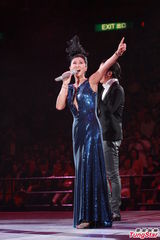 组图：叶倩文一家三口合唱 林青霞素颜到场欣赏