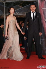 组图：刘青云郭蔼明夫妇牵手亮相红毯