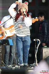 组图：S.H.E亮相台北跨年 潮装戴眼镜又萌又酷