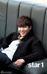 高清图：韩星李敏镐杂志写真 俊美侧颜演绎冬日暖男