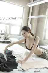 幻灯图：巩新亮登《男人装》 变身性感魅惑裁缝