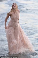 组图：爱娃-洛克波诺裸粉蕾丝婚纱款礼裙拍写真