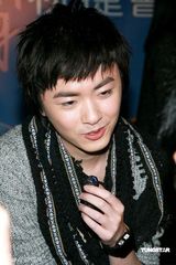 幻灯：洪卓立新专辑庆功 师妹诗雅送蛋糕献吻