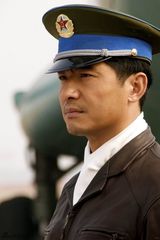 高清图：郭晓冬《成长》剧照曝光 入舱驾驶真飞机