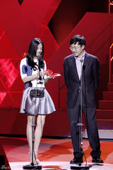 组图：姚晨影像季为宅男颁奖 薄荷绿短裤显清爽