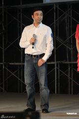 组图：秦昊欲再战金马 莫小奇桃红衣性感出席发布会