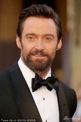 组图：休-杰克曼携老婆黛博拉恩爱亮相红毯