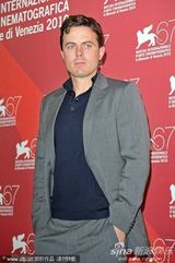 《我仍在这里》发布会 卡西-阿弗莱克帅气亮相(图)