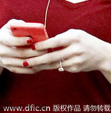 组图：艾玛-罗伯茨露肩装性感抢镜 大方秀钻戒