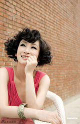 组图：秦海璐最新时尚写真 率真性感女人味十足