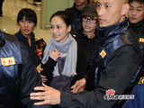 高清组图：阿娇首度抵京引混乱 抱小新笑打招呼