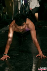 组图：张晋凭《宗师》涨人气 拍首支单曲MV