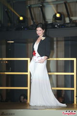 组图：钟楚红深沟风韵足 郭富城撑张智霖捧视帝