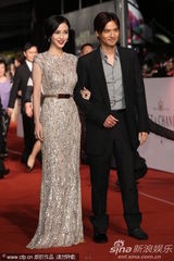 组图：Angelababy高贵迷人挽冯德伦亮相金马红毯