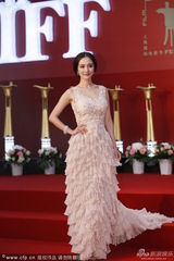 组图：杨幂着拖尾长裙优雅走红毯 高贵似公主