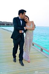组图：关颖着白裙与未婚夫度假 海滩甜蜜亲吻