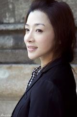 高清图：何彦霓潇洒帅气 游玩记拍浪漫写真 