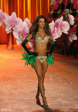 高清图：众超模走奢华内衣秀凸显骄人身材