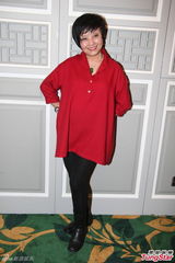 组图：白雪仙梅雪诗纪念任剑辉 贵气珠宝环身