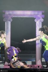 高清组图：杨丞琳火红舞衣拍封面 独家曝光摔伤镜头