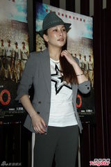 组图：温岚尾椎不慎摔骨裂 男友送中药进补