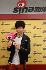 组图：林俊杰做客新浪聊天 吐舌卖萌酒窝俏皮