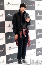 组图：少女时代Yuri时尚站台黑短裙搭棉服