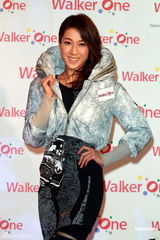 组图：陈嘉桓复工走秀强颜欢笑担心师傅被追杀