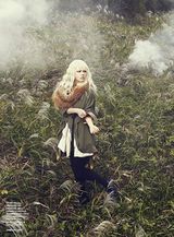 组图：韩佳仁变身白发女神 雾气缭绕散发神秘魅力