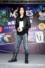 幻灯图：萧敬腾摇滚装扮帅气现身 抱怨无法去电影院 