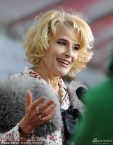 组图：《美好的时光》首映 阿尔丹搭貂皮显贵气