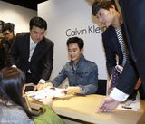 高清图：金秀贤出席签名会 左手写字异于地球人