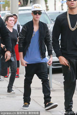 组图：比伯无惧招妓丑闻出街 搂怀孕女粉丝拍照