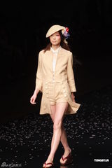 组图：香港时装节开幕 周秀娜谢婷婷等性感抗寒流