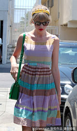 组图：泰勒-斯威夫特彩虹裙出街 红唇美肌玩转撞色