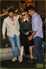 组图：麦当娜55岁生日后首露面 浓妆墨镜会粉丝