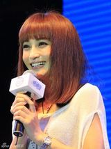 组图：姚笛出席活动粉丝雨中集体求婚