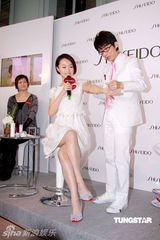 幻灯图：邓丽欣做活动享受按摩 尴尬微笑称很舒服