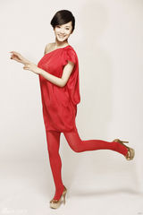 组图：陶飞霏一改朴素形象 圣诞红妆秀青春活力