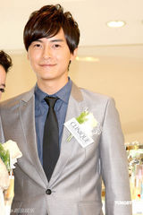 高清组图：郑元畅代言护肤品 自曝喜欢白皙女孩