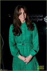 组图：凯特王妃百褶绿裙明艳 新发型显女人味