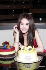 组图：温碧霞庆生与老公接吻秀甜蜜