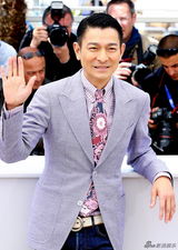 组图：《盲探》戛纳亮相 主创集体敬礼